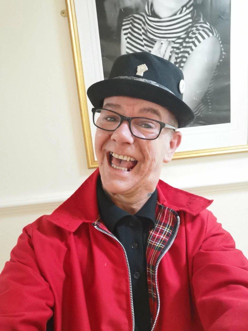 (FRIDAY 26th JUNE) <br>
(GARETH PLAYING THE DISCS)